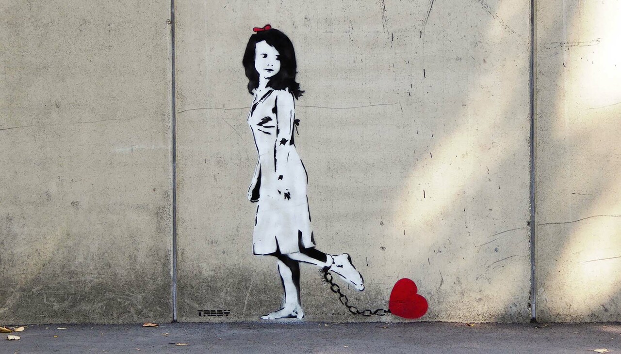 "Heart and Chain" - new Vienna piece, paint still settling in #graffiti #streetart #love https://t.co/DCQvPQEAhF