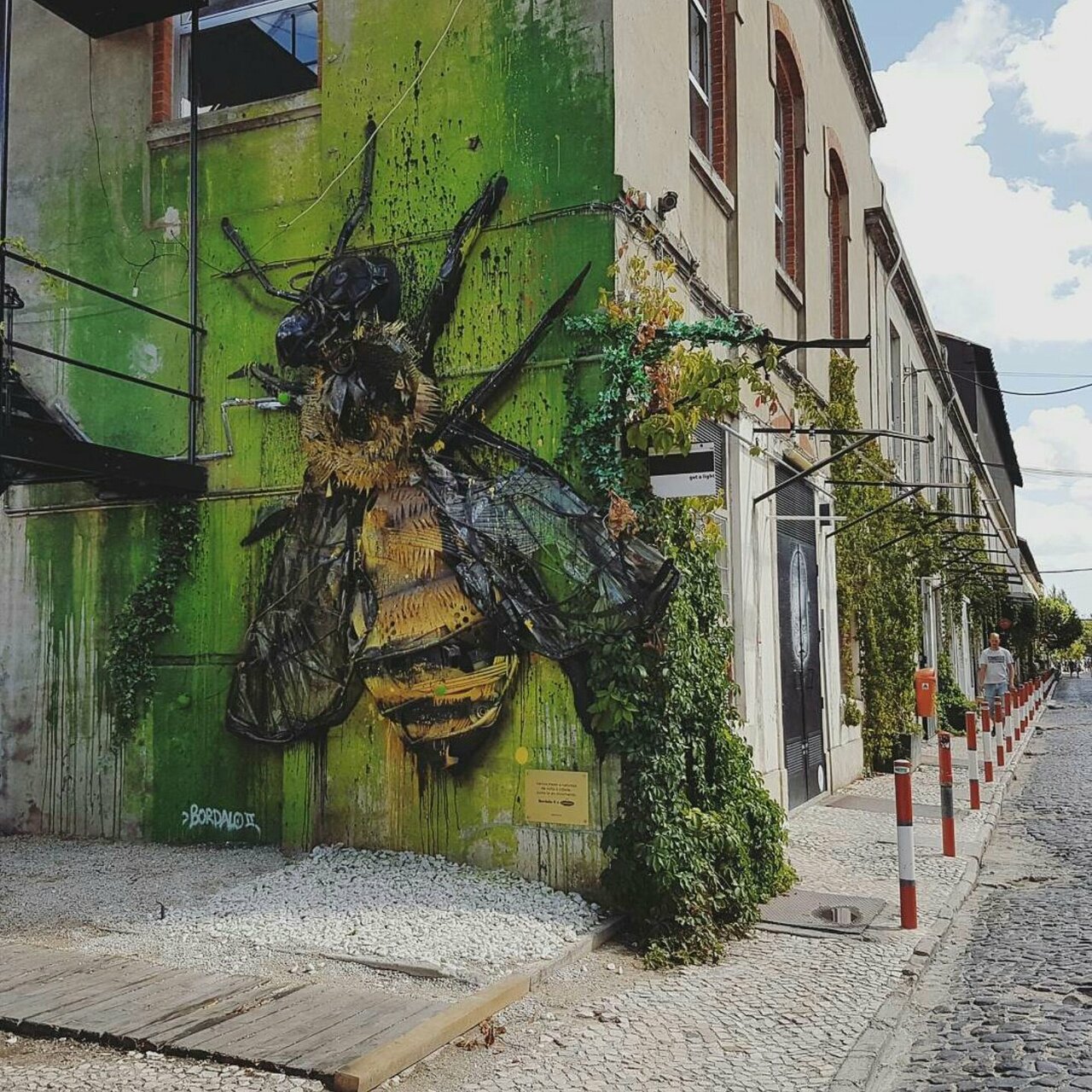 Found a quirky street in #Lisbon - lots of cool bars.. & a #cafe adorned with a #giant #bee  #streetart #Portugal https://t.co/afHqhkfVA1
