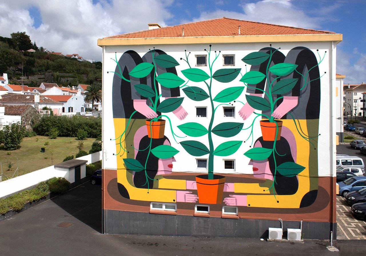 “Aerial Roots” by Agostino Iacurci in the Azores #streetart https://streetartnews.net/2016/09/aerial-roots-by-agostino-iacurci-in-the-azores.html https://t.co/GtK9HZycvc