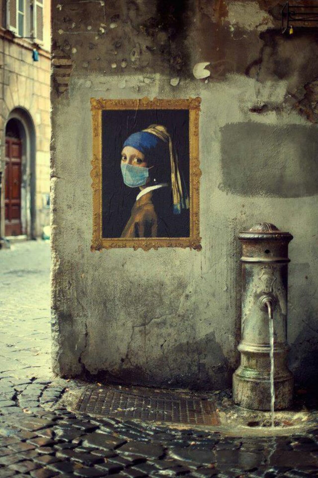 RT @tizianacampodon: street art in Rome . girl with the pearl earring. :-) https://t.co/zeg7KdELBF