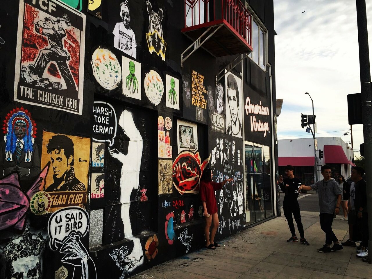 #7575 #melroseave #streetart new iconic spot to enjoy a free art show #americanvintage https://t.co/b2POAZrAm5
