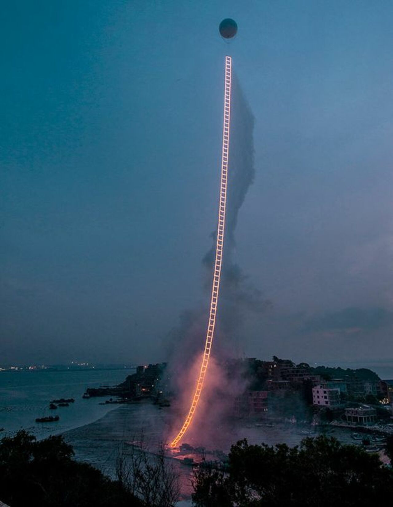 1,650ft “Sky Ladder” installation by Cai Guo-Qiang         •         #streetart #installation  #art . : https://t.co/DtsASuoV8H