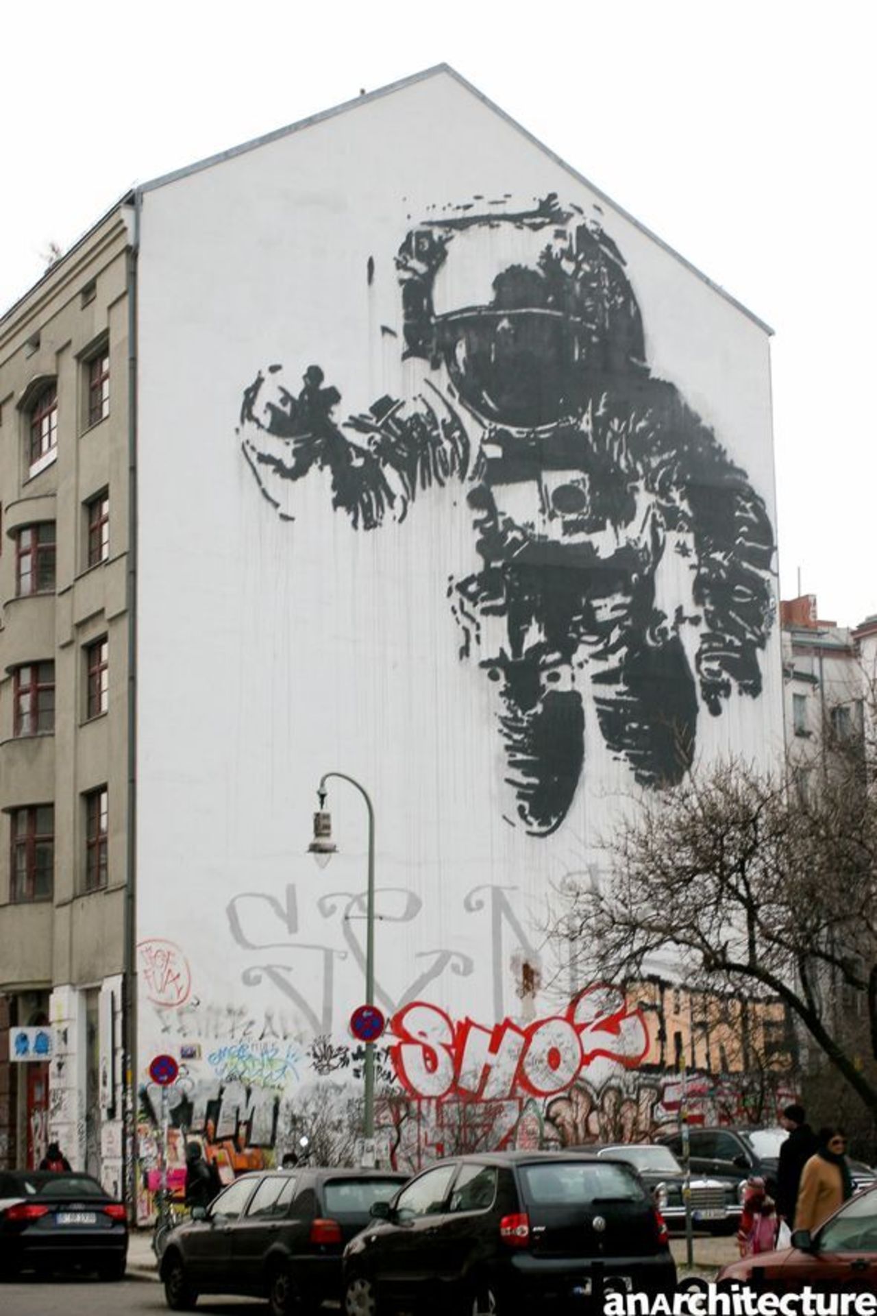 The Kosmonaut in Berlin by Victor Ash#streetart #mural #graffiti #art https://t.co/XGV3dxY3gW