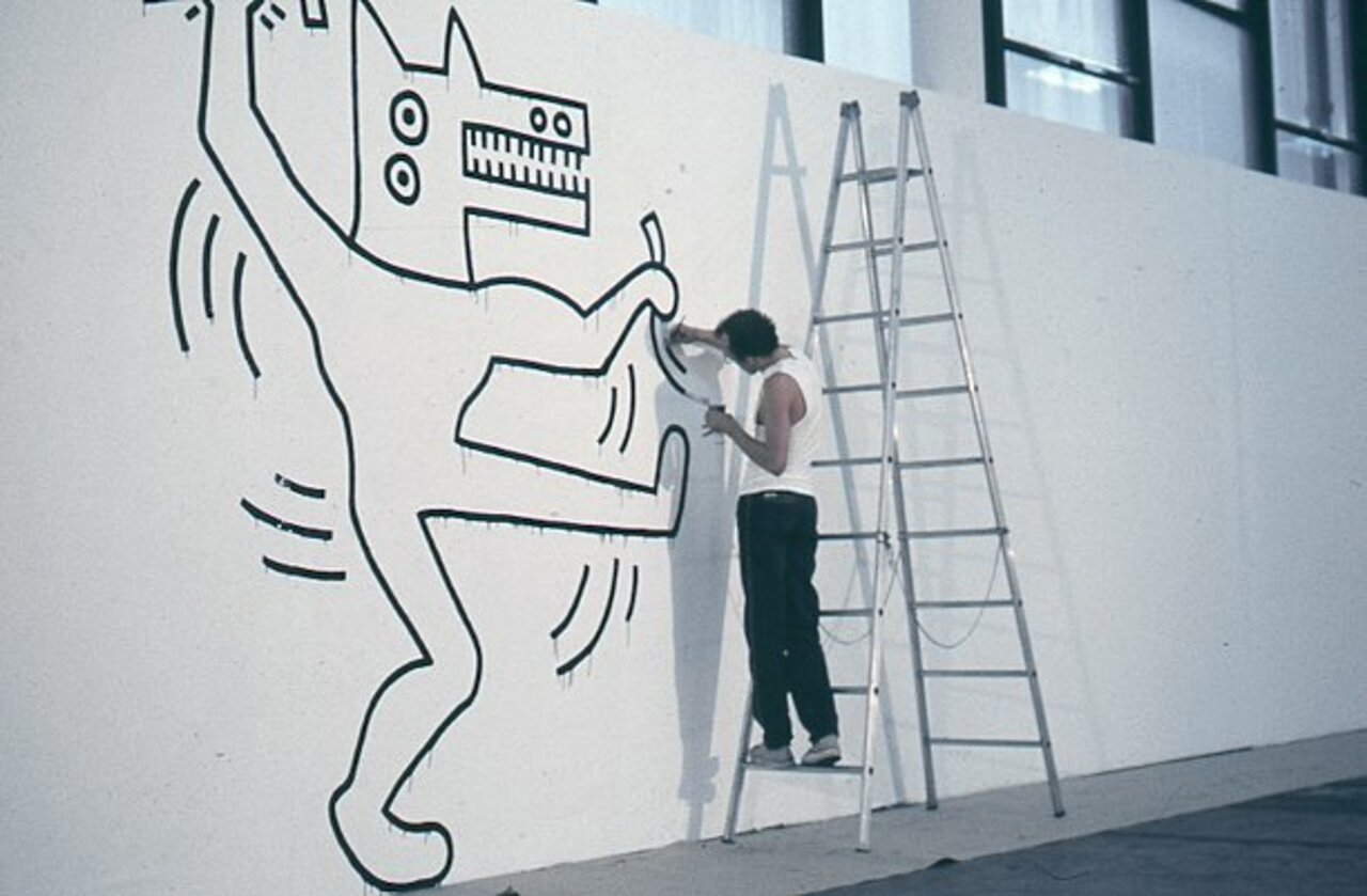 RT @ObraGrafica: #BuenosDías!!#KeithHaring painting a wall at the Pavilion of the 17th Biennial of São Paulo, 1983 https://t.co/SNOHHDiHPK