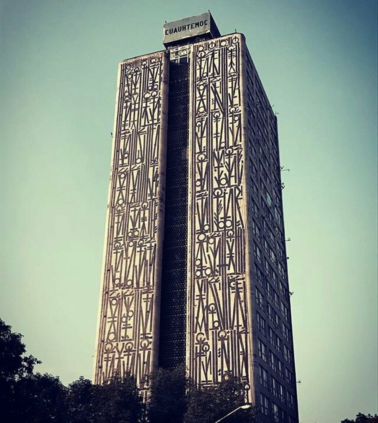 This has to be one of those most beautiful pieces ever painted....Retna #MADSOCIETYKINGS#mexico #mexicocity #art https://t.co/GVwk7Ma9qG