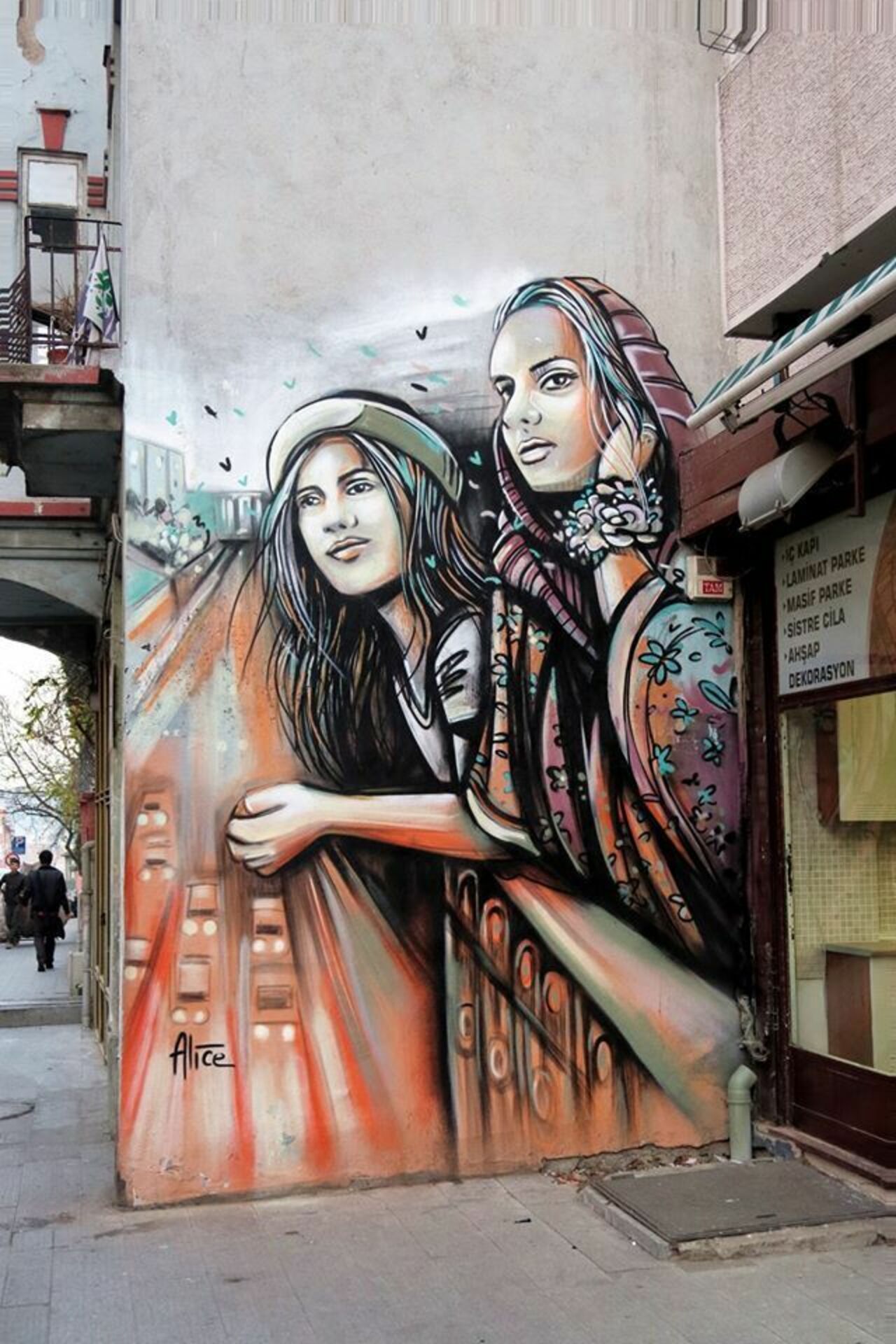 Alice Pasquini - Istanbul - "East and West" #streetart #art #mural #graffiti https://t.co/lC7OKGteSx