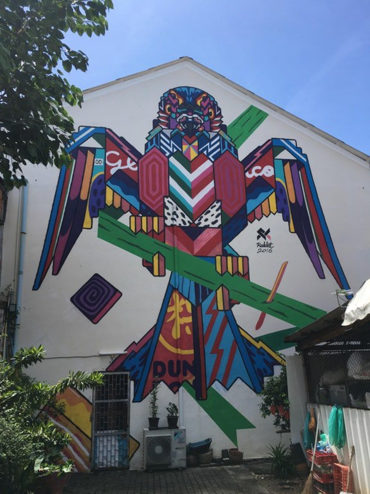 Unknown artist in Phuket Thailand#streetart #mural #graffiti #art https://t.co/BsvS6Ot9Vn