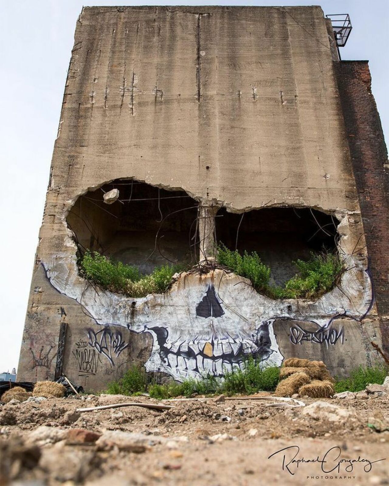 IDK the artist but this is dope af#streetart #mural #graffiti #art https://t.co/jC8m0WZUEr