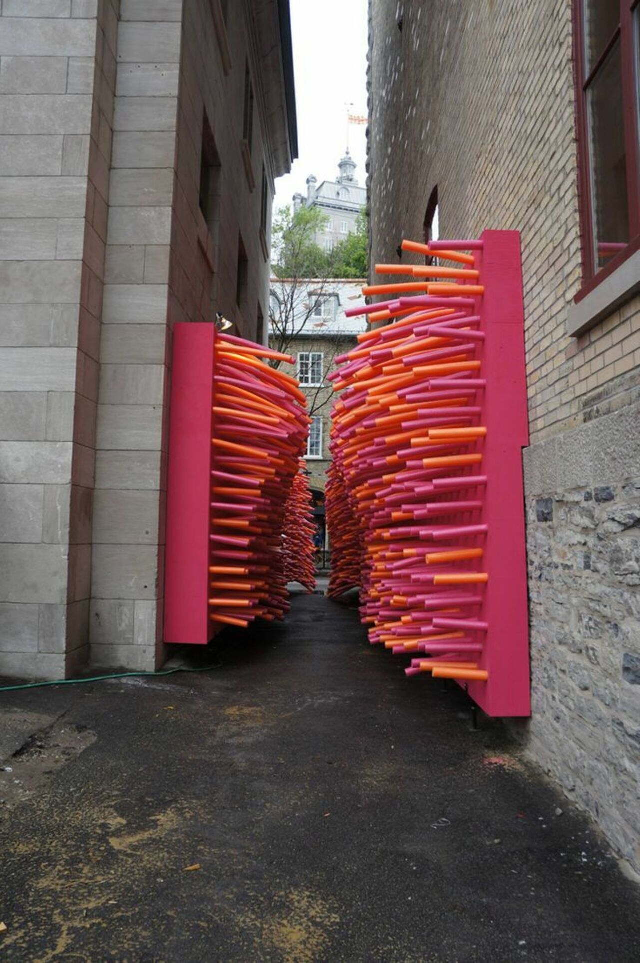 100s of pool noodles invade an abandoned alley in Québec Created by creative collective Les Astronautes#streetart #mural #graffiti #art https://t.co/kEPyouBRvj