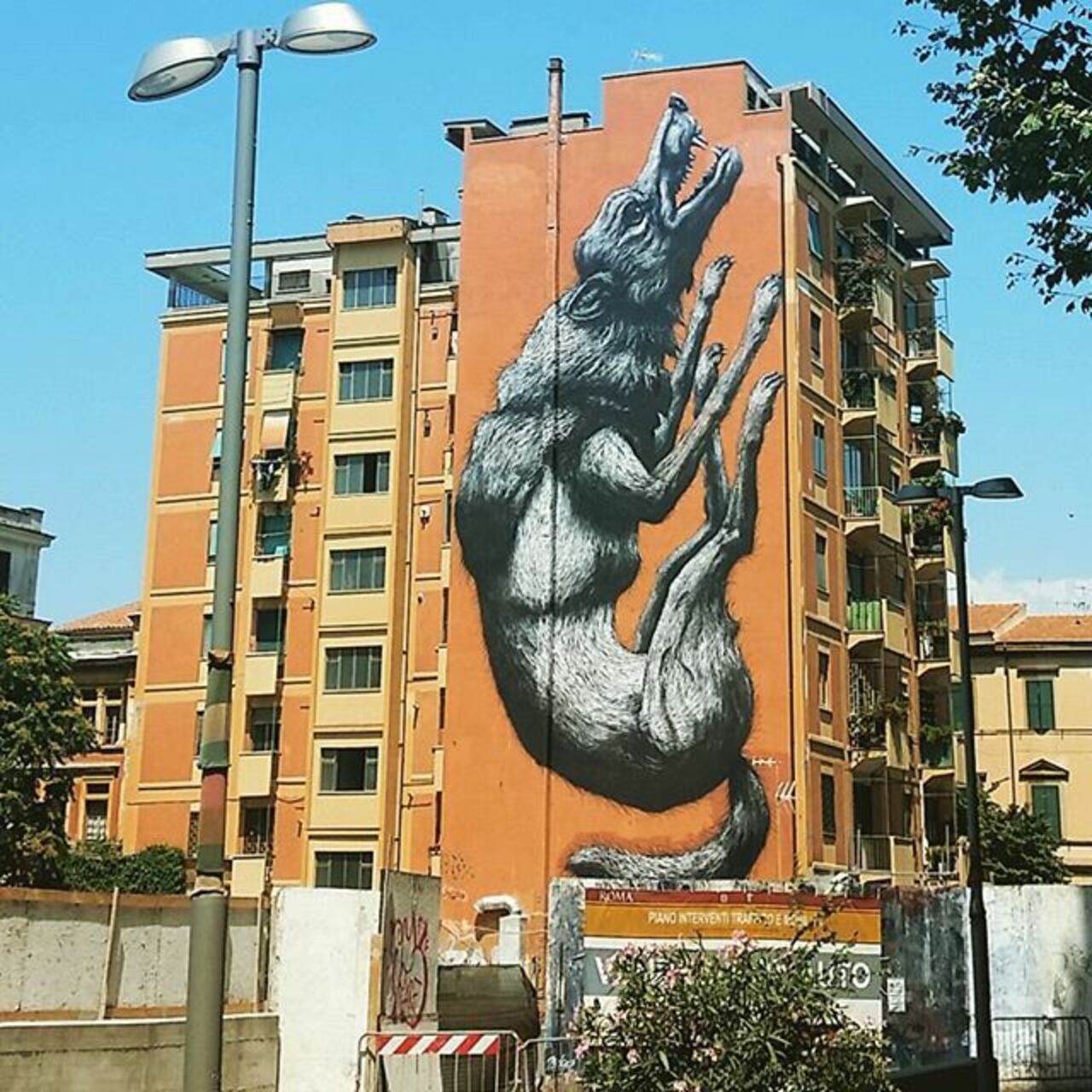 Vertical Wolf by ROA#streetart #mural #graffiti #art https://t.co/GIlWeJvEbE