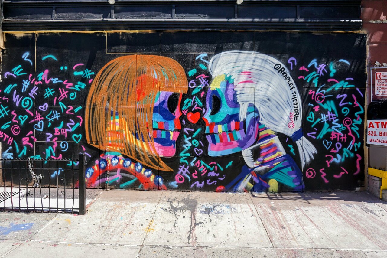 A1: Pieces by Bradley Theodore are always really colorful! #StreetArtChat #StreetArt #NYC #graffiti https://t.co/QFuOVK6yod