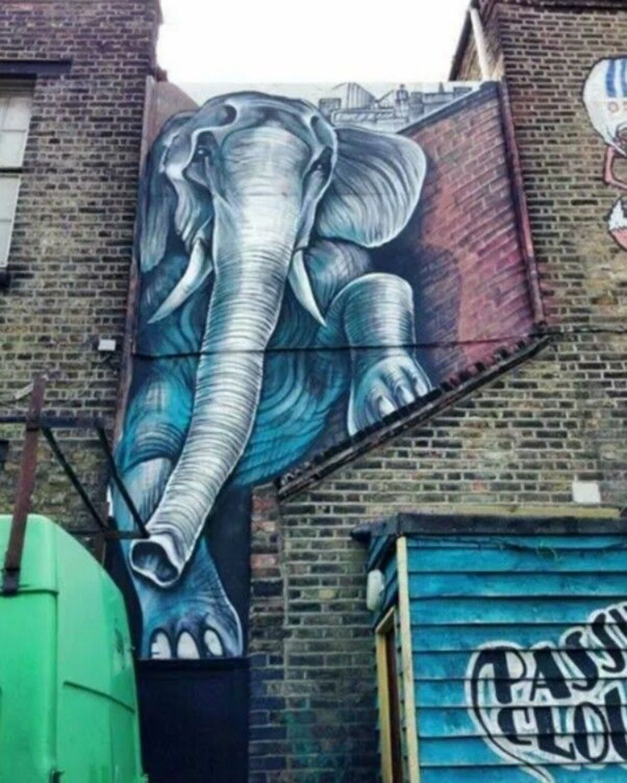 Mural by Shaun Burner, located in London, UK#streetart #mural #graffiti #art https://t.co/ydxOhWTGb4