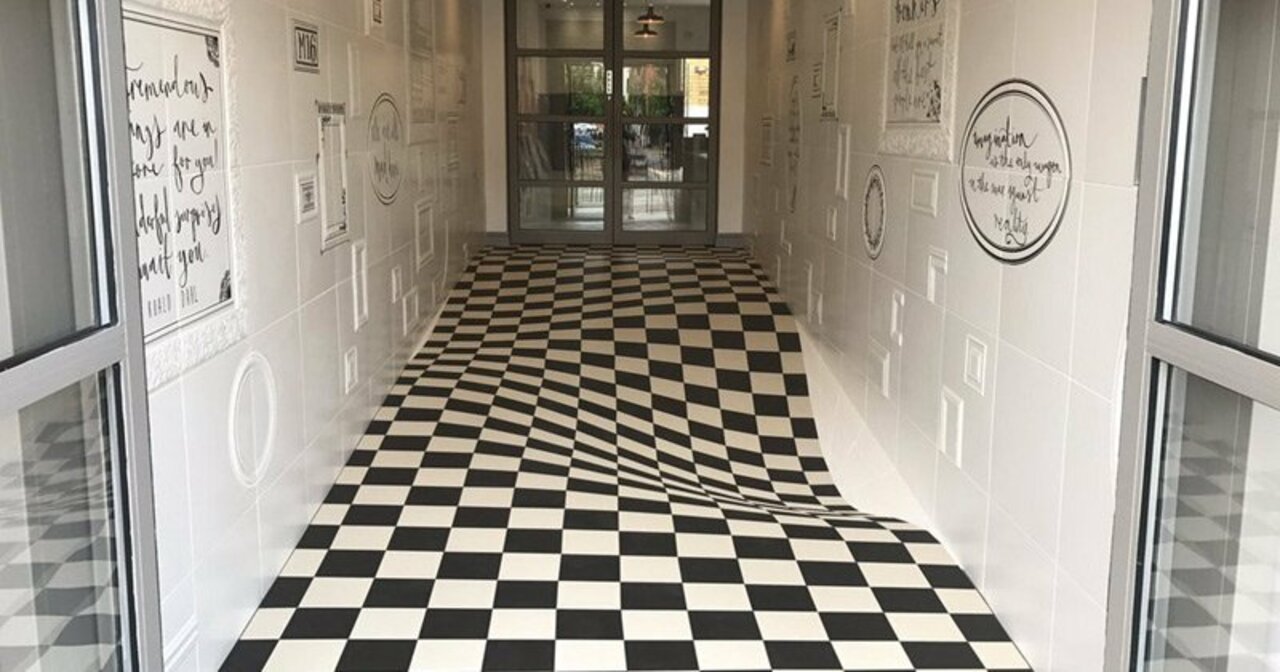How the owner of a flat in #Manchester 🇬🇧 has stopped people running the corridor...  #streetart #graffiti #illusion #art https://t.co/PiyZjqbh35
