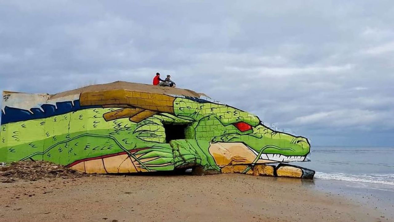 Street Artist Duo Transforms A Blockhouse On French Beach Into Shenron From Dragon Ball #streetart #art #artist #graffiti #muralart #artwork #dragonball #artistsnartlovers #LoveTwitter https://t.co/667jRAEaOA