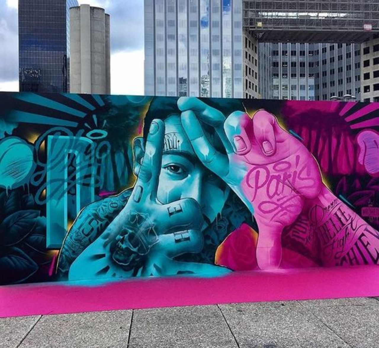 ... great work by Mr Dheo in Paris. Really great work! #StreetArt #Art #Beauty #colors #Hands #Graffiti #Mural #Paris https://t.co/oJVRFOUa75