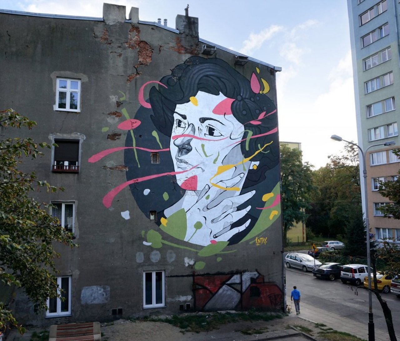 This awesome piece is a portrait of the artist's grandmother, a Holocaust survivor, and was painted in the Jewish ghetto district in Łódź, #Poland. -- Mural by #UNTAY (http://globalstreetart.com/untay). -- #globalstreetart #streetart #art #graffiti #lodz https://t.co/KJjdzt959i