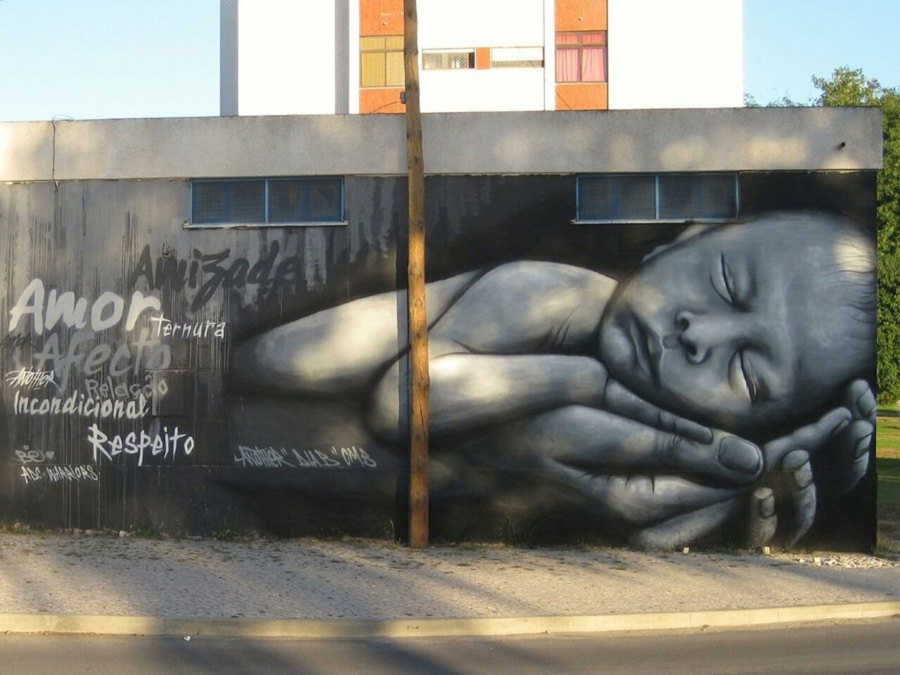 This mural is a beautiful testament to the unconditional love of a parent for their child ❤️ -- Piece by Rod Santos aka #Another (http://globalstreetart.com/another). -- #globalstreetart #streetart #art #graffiti https://t.co/A11TCbg9SG