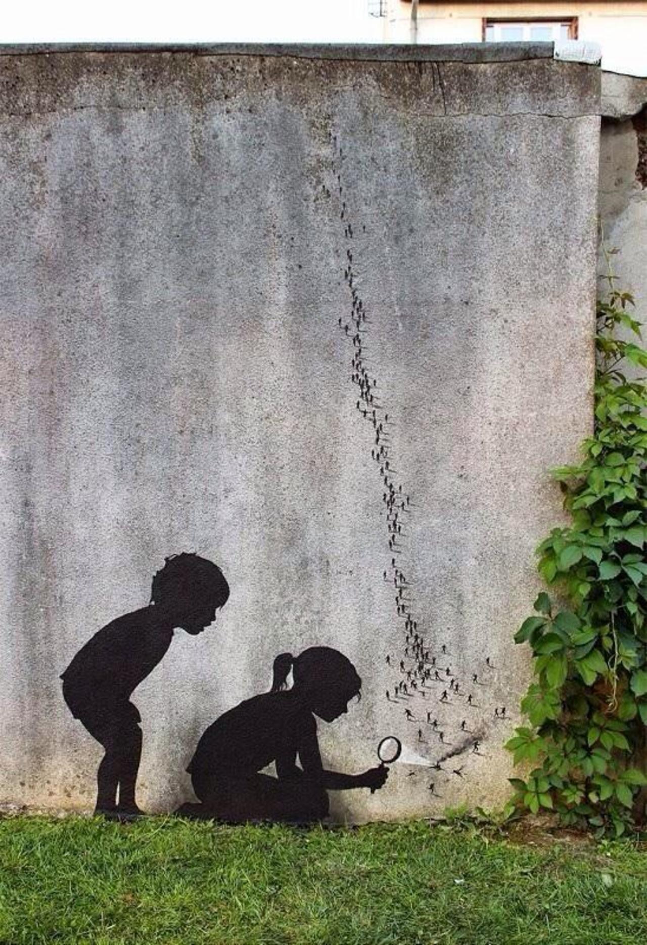 #Paris.

Silhouettes of cruel kids with magnifying glass on 'ant' colony of humans

#art
#graffiti
#streetart 
http://t.co/onY2gJmBhq