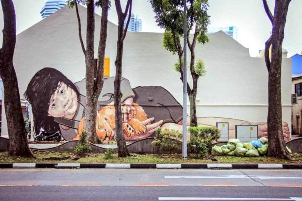 “@Pitchuskita: Ernest Zacharevic
Singapore (getting permission)

#streetart #art #urbanart #graffiti #mural http://t.co/KY0MigILn4”