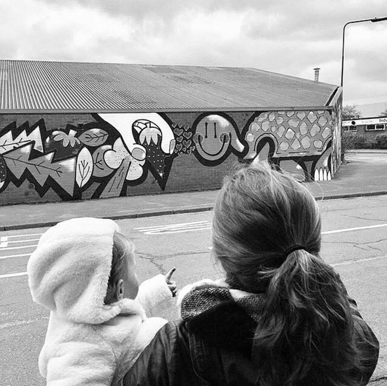 This photo captures what Bankside Gallery is all about perfectly. We want to give artists the opportunity to get their work seen, make the area more interesting, bring people together & be as inclusive as possible. Thanks to Sarah Moor for this shot. #hull #streetart #graffiti https://t.co/VC0zIah087