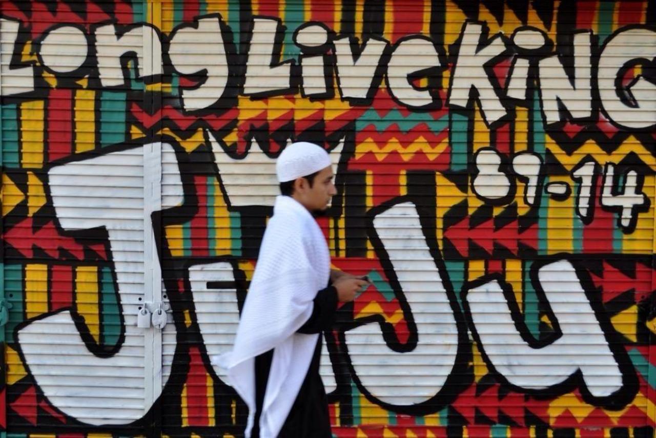 1/2 - random peeps and the Long Live King JuJu streetart @OnRedchurchSt 

#art #graffiti @streetphotogldn http://t.co/PG5meXiDhG