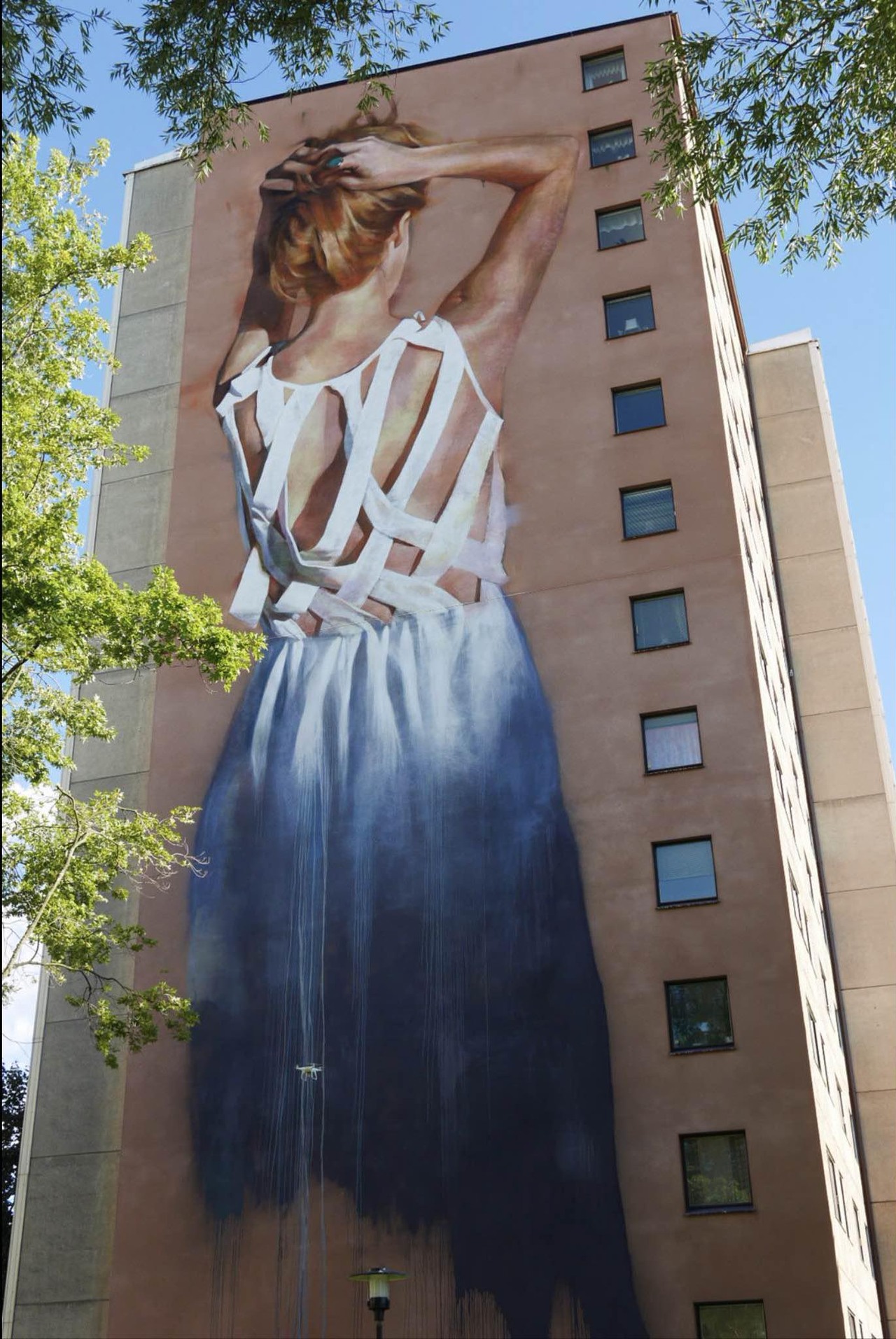 "Looking Back" | Impressive work by Emmanuel Jarus in Gothenburg, Sweden #streetart #urbanart #artderue #arturbain #artedistrada #arteurbana #artecallejero #arteurbano #graffiti #emmanueljarus #gothenburg #sweden #sverige   via StreetArtNews | https://goo.gl/WhcQ27 https://t.co/RaHts45W6I
