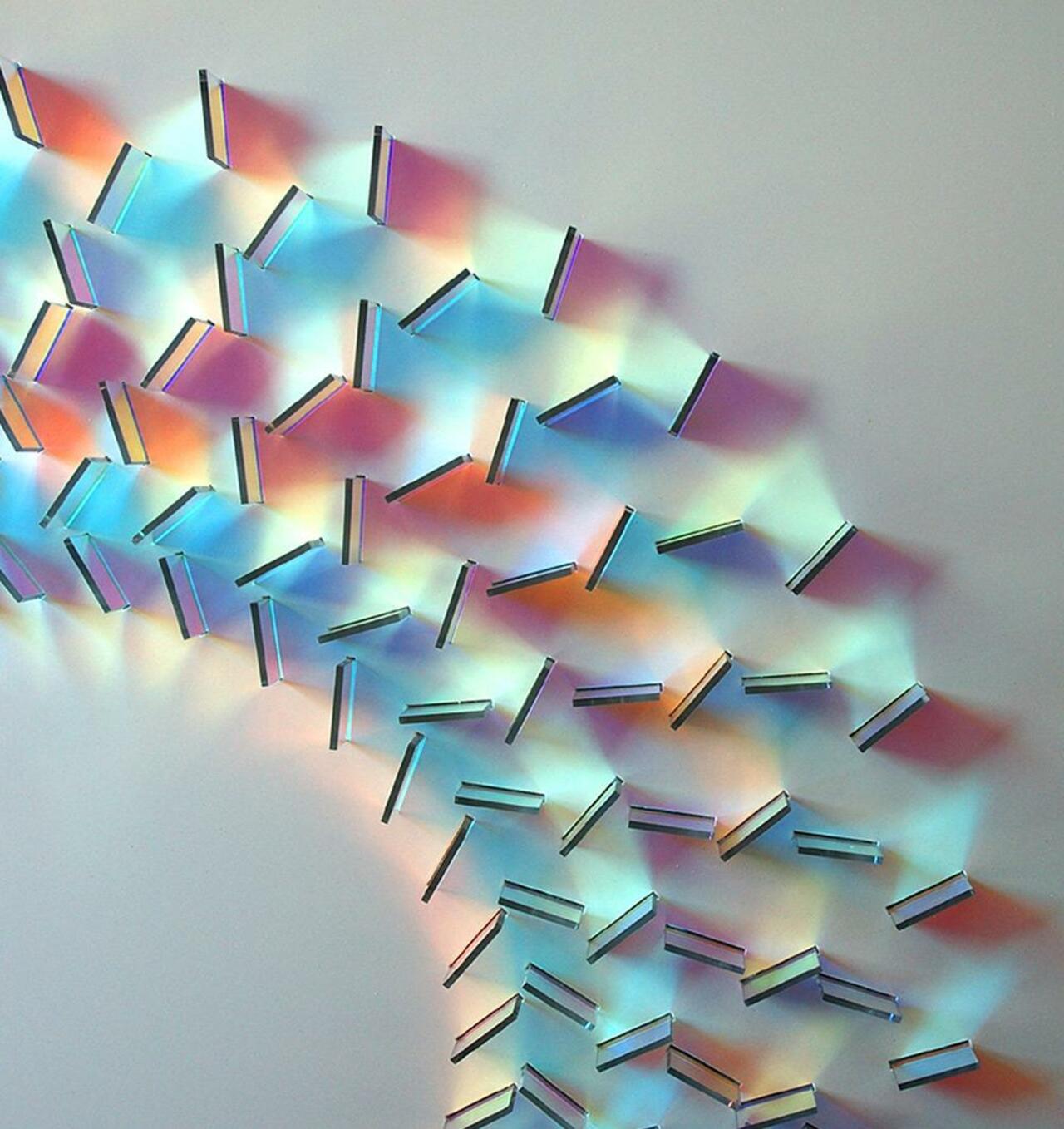 Chris Wood does some incredible things with glass and light. http://www.chriswoodglass.co.uk/ #glass #art #sculpture http://t.co/rRLVUurMG7