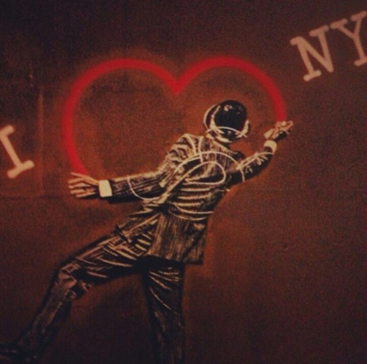 I love New York #banksy #nyc #newyorkcity #art #streetart #streetartnyc #graffiti #publicart #paint #create #heart http://t.co/2HoX4n1flD