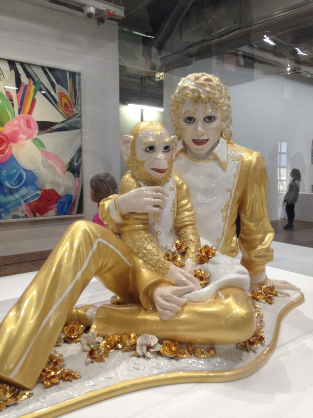 Dans son costume doré, le roi de la pop brille comme une étoile @JeffKoonsStudio @centrepompidou #jeffkoons #art http://t.co/BSNP5AXqBR