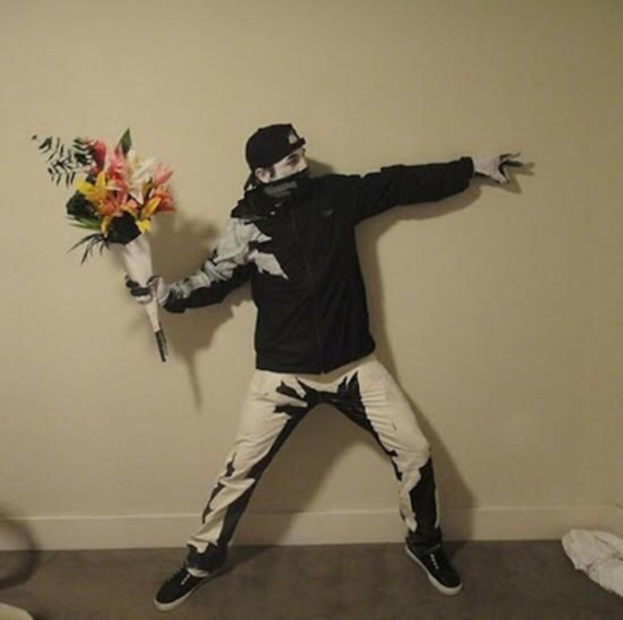 Banksy art halloween costume #art #streetart #mural #graffiti https://t.co/OS9npQSnLk
