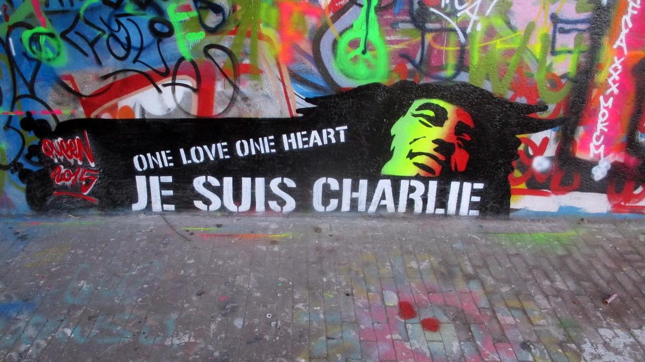 “@RRoedman: #streetart #graffiti #mural Je suis Charlie in  #Amsterdam, 2 pics at  http://wallpaintss.blogspot.nl http://t.co/3sRCqZ2jjR”