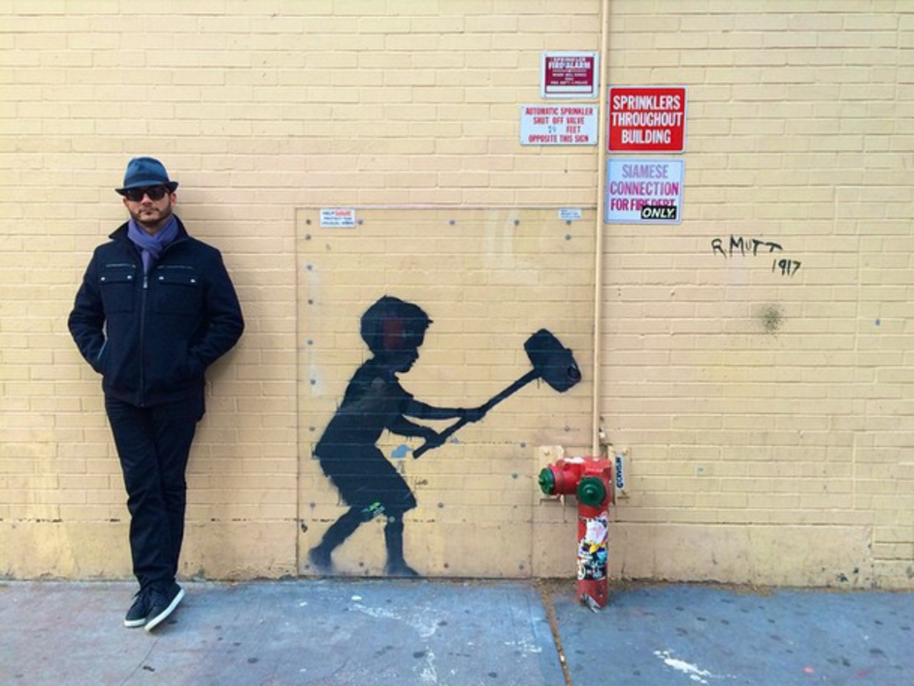 Banksy's "Hammer Boy"
#artecollective #banksy #banksyny #streetart #newyork #art #streetartnews #graffiti #mural http://t.co/tmQukBWZXp