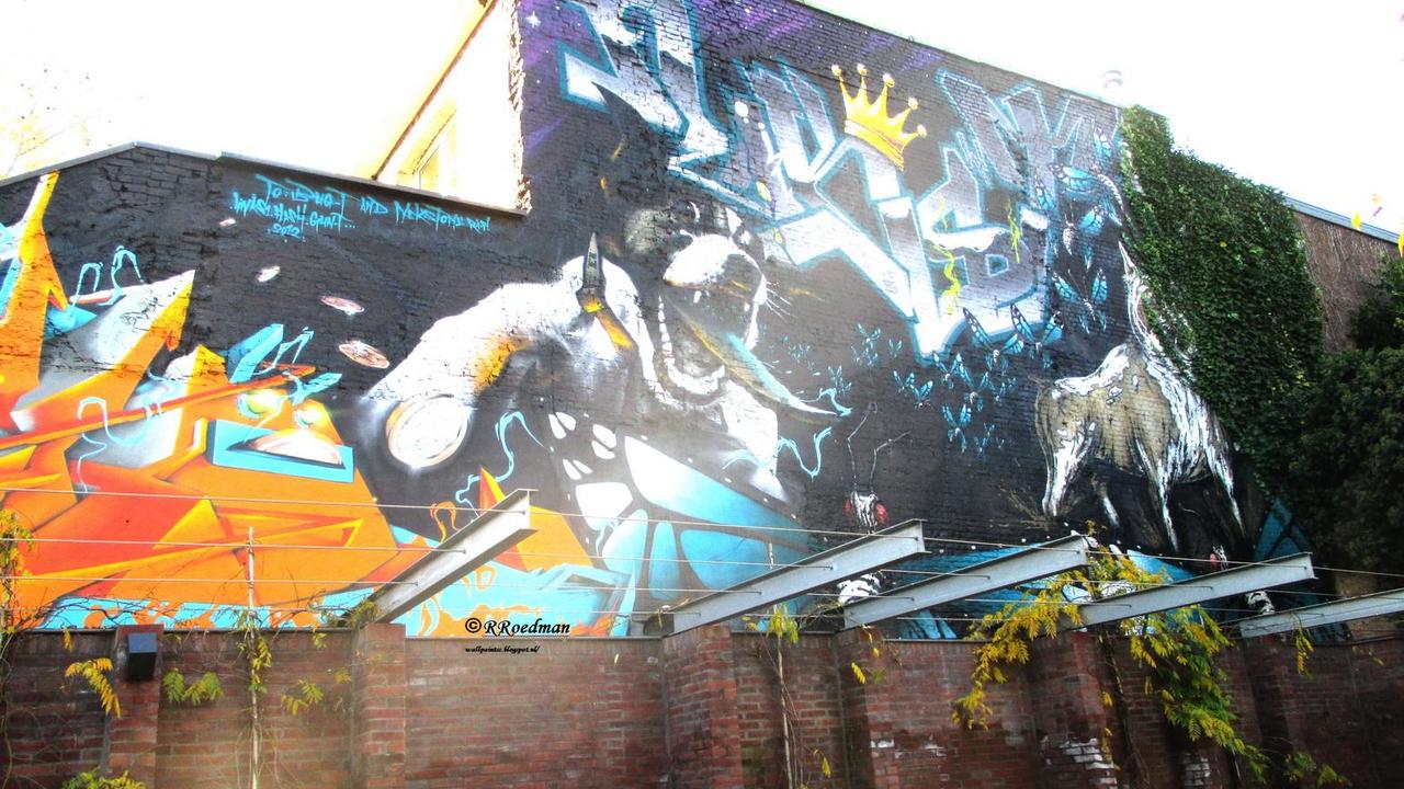 #streetart #graffiti #mural who let the dogs out in #Antwerp 2 pics at  http://wallpaintss.blogspot.nl http://t.co/d90e1eYOOH