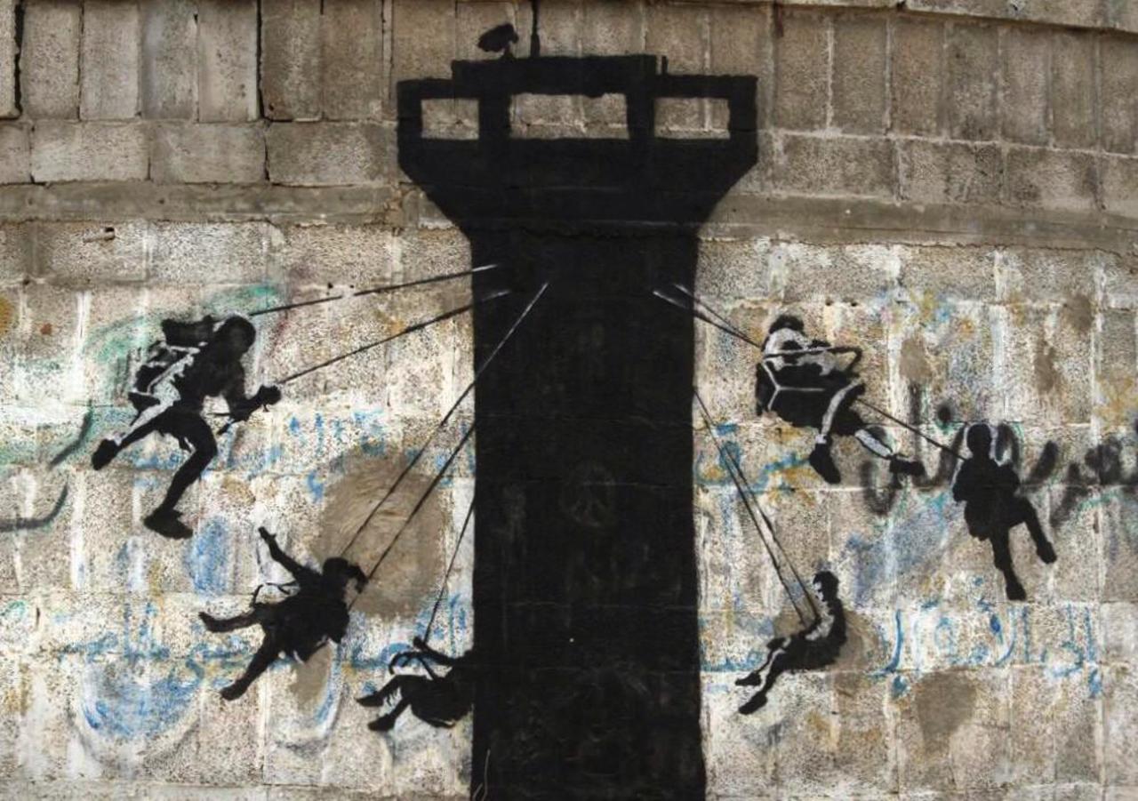 #Banksy 

New Street Art by Banksy in Gaza City 
'the world's largest open air prison'

#art #graffiti #streetart http://t.co/22kaxRRci8