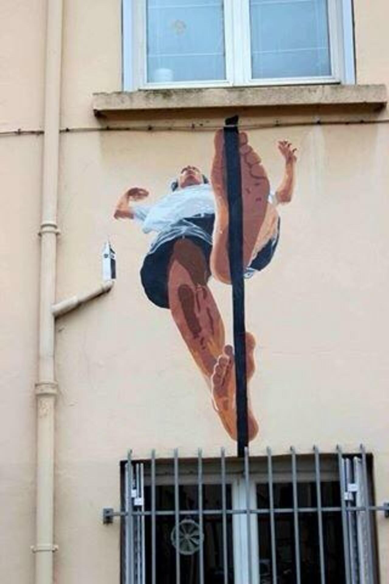 Cool Street Art of a Tightrope Walker by artist 'Big Ben' in Lyon, France #art #mural #graffiti #streetart http://t.co/AxZkwyPsce