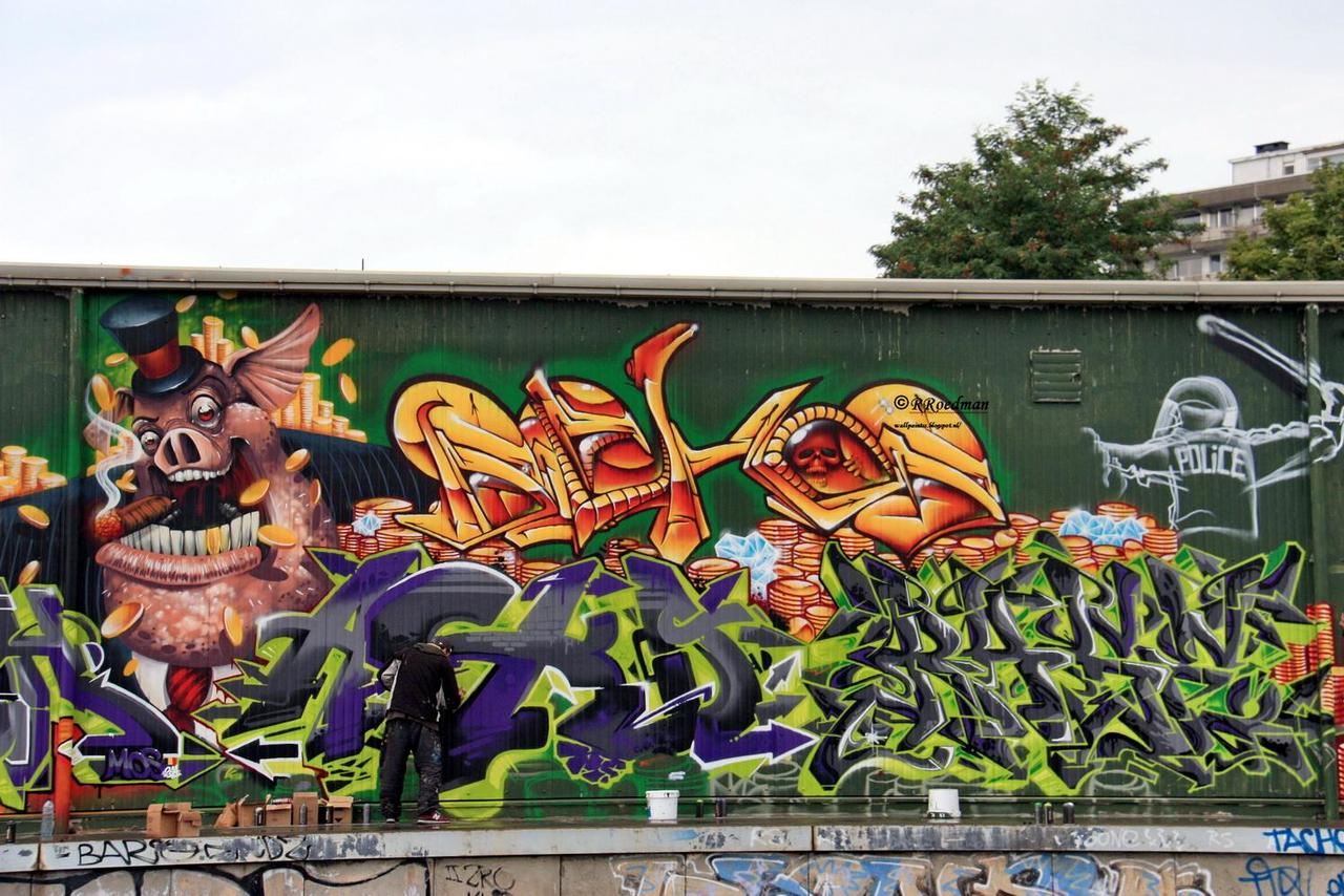 #streetart #graffiti  #mural some banks are  .....  #Antwerp, 2 pics at  http://wallpaintss.blogspot.nl http://t.co/q2cMRIXsxP