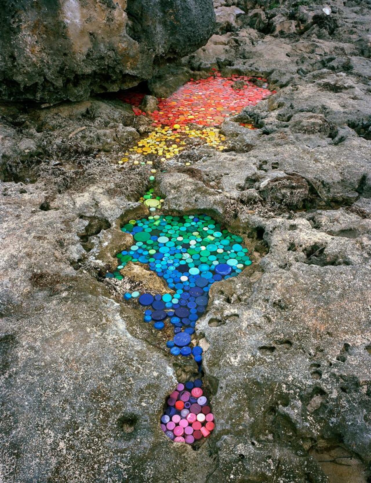 Alejandro Duran’s site-specific found plastic and trash installations. http://www.thisiscolossal.com/2015/04/washed-up-alejandro-duran/ #art #environment http://t.co/jgd3HbkdRI